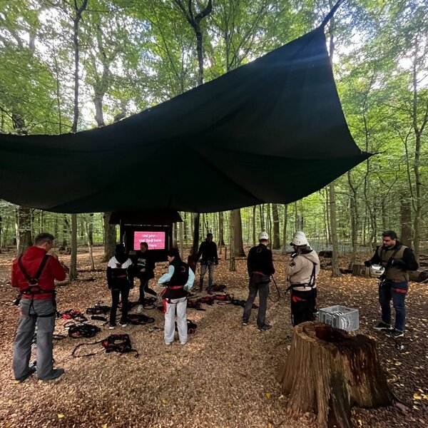 Foto: Web Team von atlantis dx bei der Einweisung im Kletterwald Hamburg