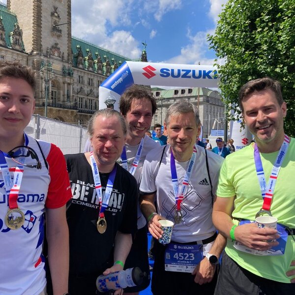 Foto: 5 Teammitglieder mit Medaille von atlantis dx beim Hamburg Triathlon