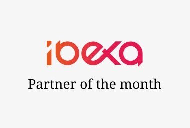 Ibexa Logo und Partner of the month Text