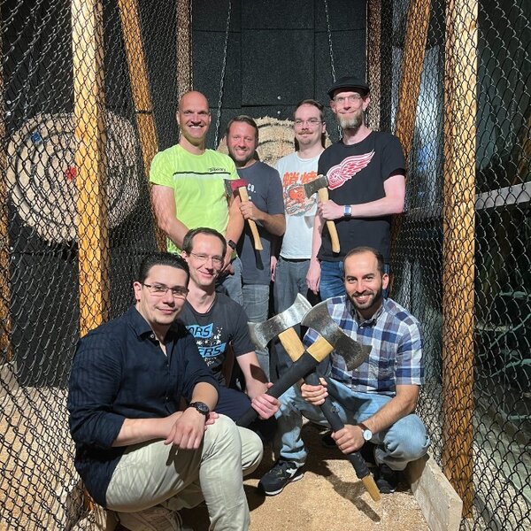 Foto: E-Commerce Team von atlantis dx beim Axtwerfen bei WoodCutter in Hamburg