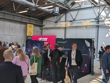 atlantis dx - E-Commerce Berlin Expo 2022 Foto: Ein Event mit Ständen und Menschen in einem großen Raum