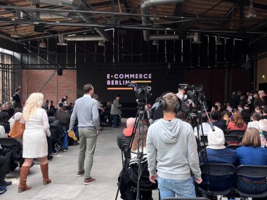E-Commerce Expo Berlin 2023 Lecture Photo: Stage with audience and TV crew at the E-Commerce Berlin Expo