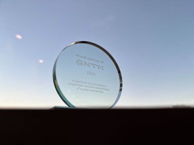 atlantis dx - Ibexa Global Partner Conference 2024 Foto: Pokal "Proud partner of QNTM 2024" für atlantis dx