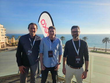 atlantis dx - Ibexa Global Partner Conference 2024 Foto: atlantis dx Team vor dem Strand Mallorcas