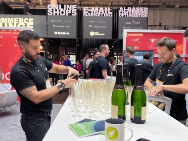 OMR 2023 with Ibexa and atlantis dx Photo: Ibexa employee pouring champagne into glasses at OMR 2023
