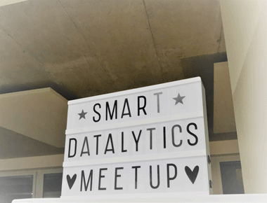 atlantis dx - Smart Datalytics Meetup Foto: Ein Schild für ein Datenanalyse Meetup
