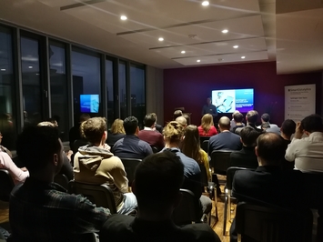 atlantis dx - Smart Datalytics 2019 Foto: Menschen sitzen in einem Raum und hören einer Präsentation zu