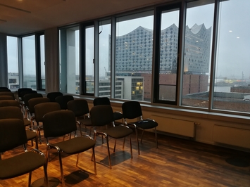 atlantis dx - Smart Datalytics 2019 Leerer Raum mit Stühlen und Blick auf die Elbphilharmonie