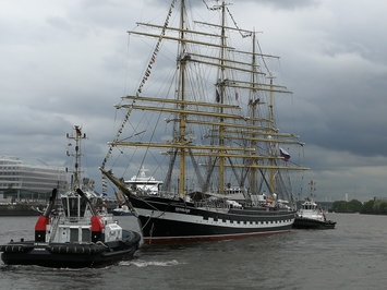 atlantis dx - 25 Jahre Firmenjubiläum Foto von einem großen Segelschiff mit mehreren Masten in einem Hafen