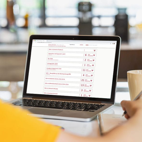 atlantis dx - Bucerius Law School GmbH: Digitales Fallbuch mit TYPO3 Foto: Blick über Schulter eines Studierenden auf den Laptop mit geöffneter Listenansicht der verfügbaren Fälle im Fallbuch, Student macht sich Notizen