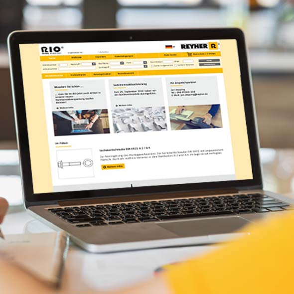 F. Reyher Nchfg. GmbH & Co. KG - Realisierung und Betreuung B2B Webshop Nahaufnahme eines Monitors, Webshop von Reyher geöffnet